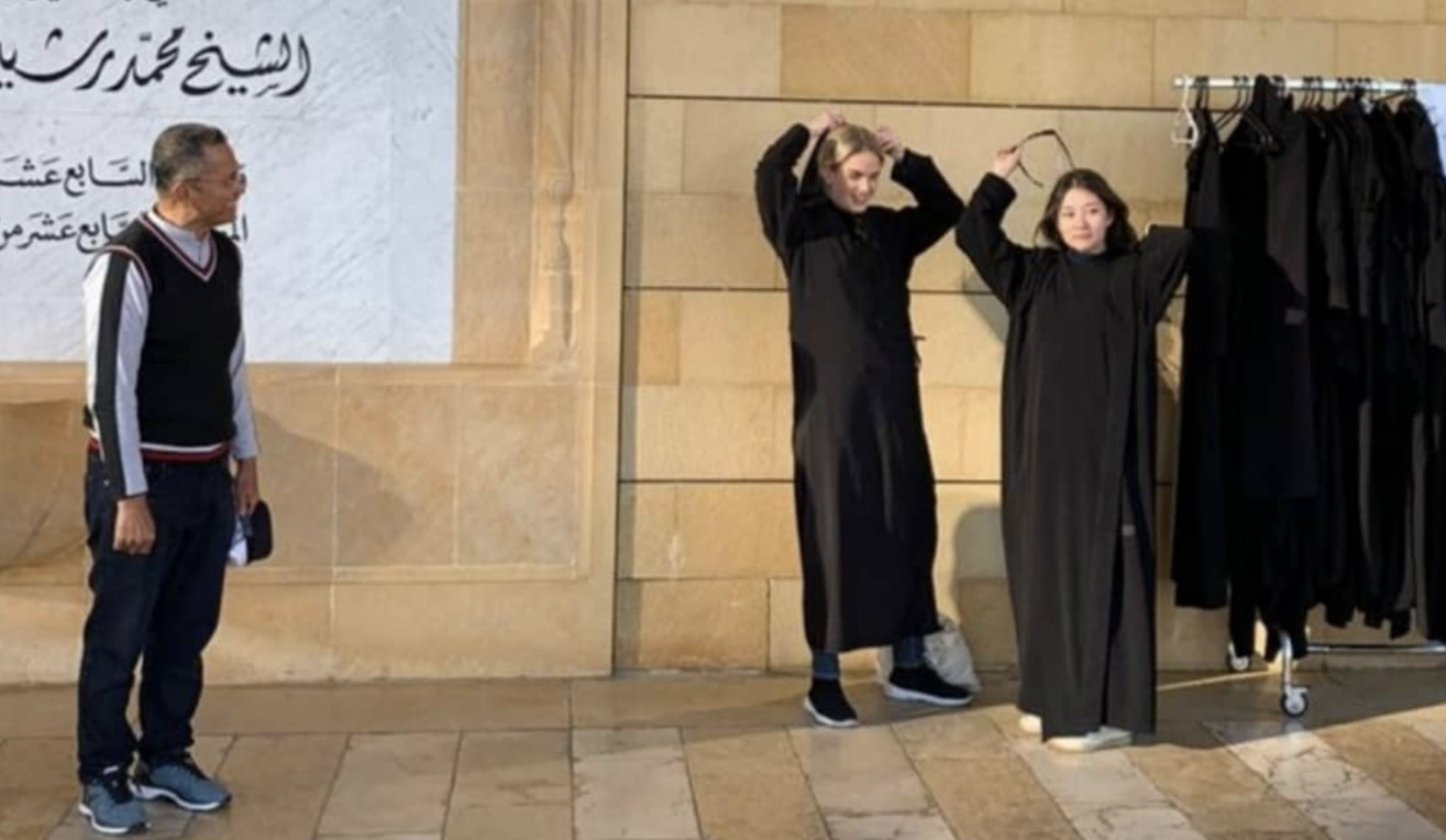 Di Balik Kemewahan Itu