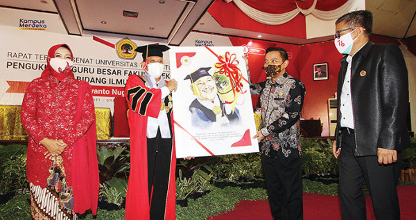 Rektor Profesor jadi Kado Untag Surabaya