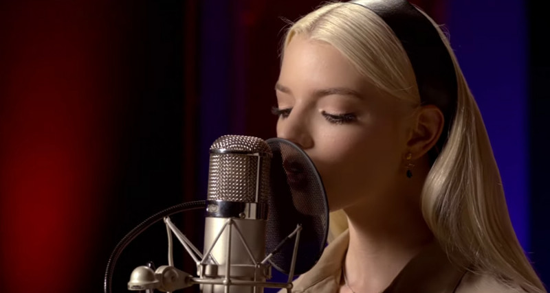 Bintang The Queen's Gambit Pamer Skill Menyanyi Menyanyi di Film Terbaru   