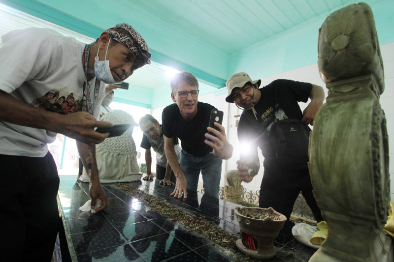 Bule-Bule kunjungi Makam di Surabaya